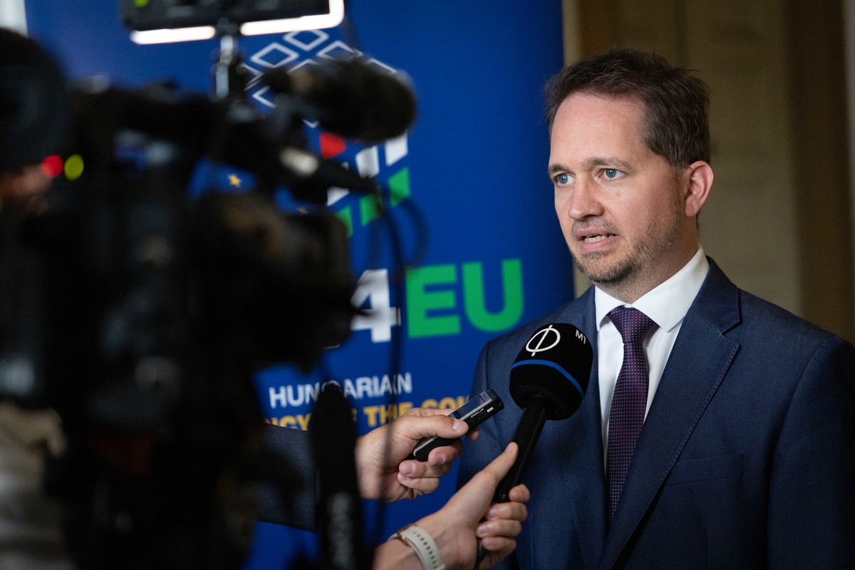 Kovács Péter nyilatkozik a köztelevíziónak