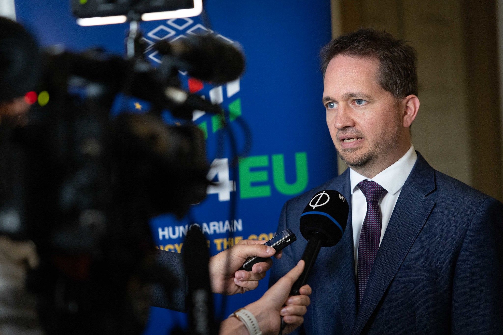 Kovács Péter nyilatkozik a köztelevíziónak