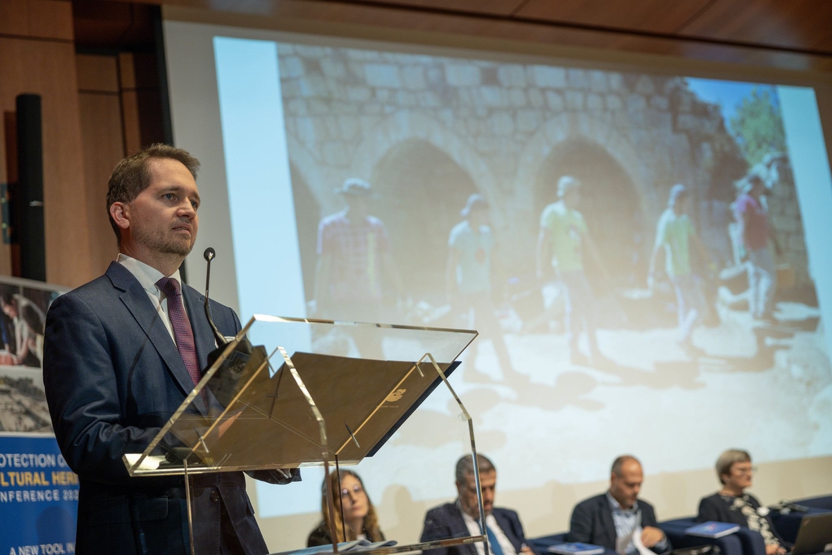 Kovács Péter beszédet mond a konferencián