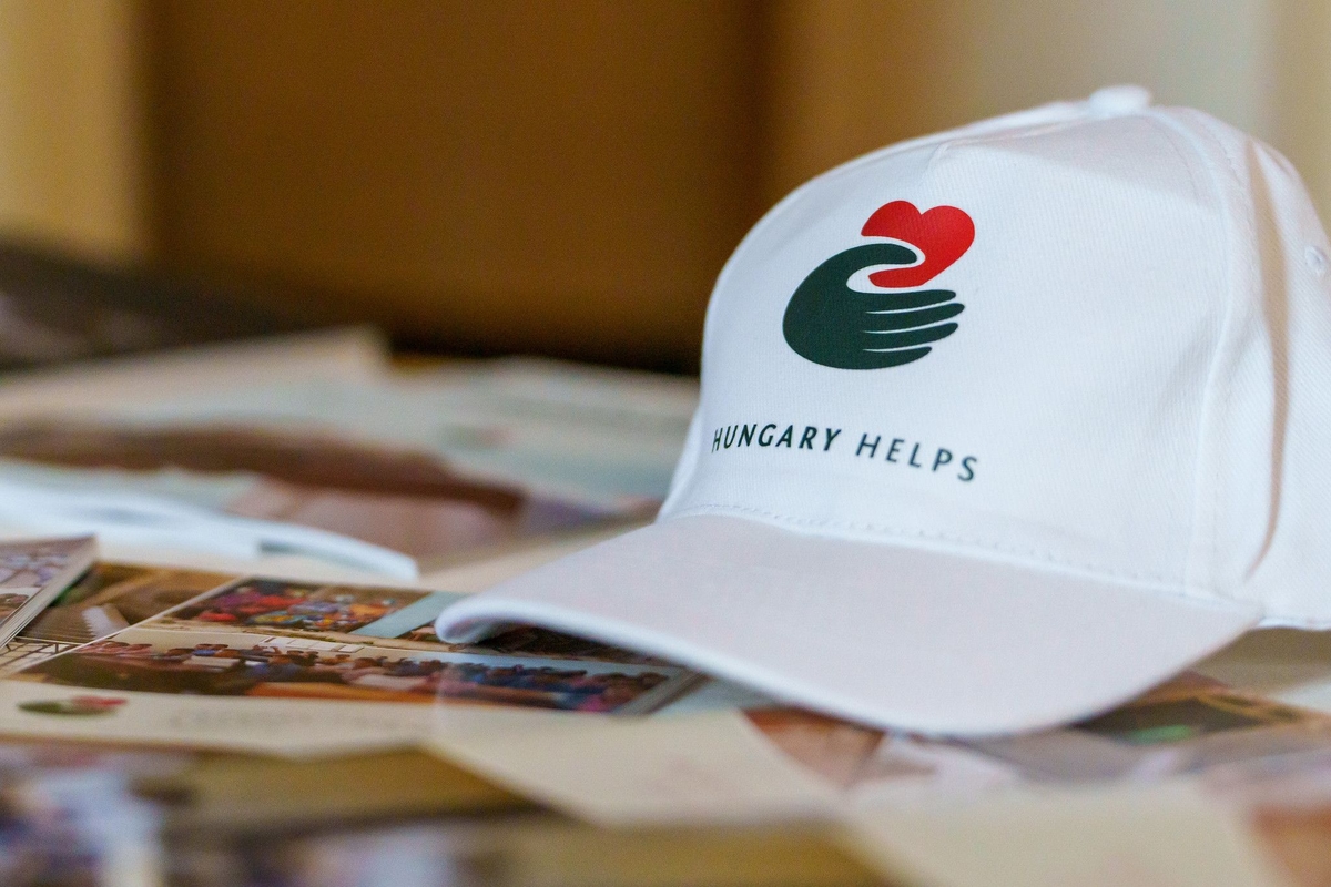 Hungary Helps logóval ellátott baseball sapka
