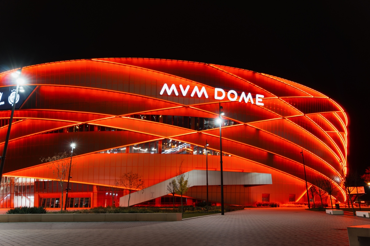 Vörös fénybe borult MVM Dome
