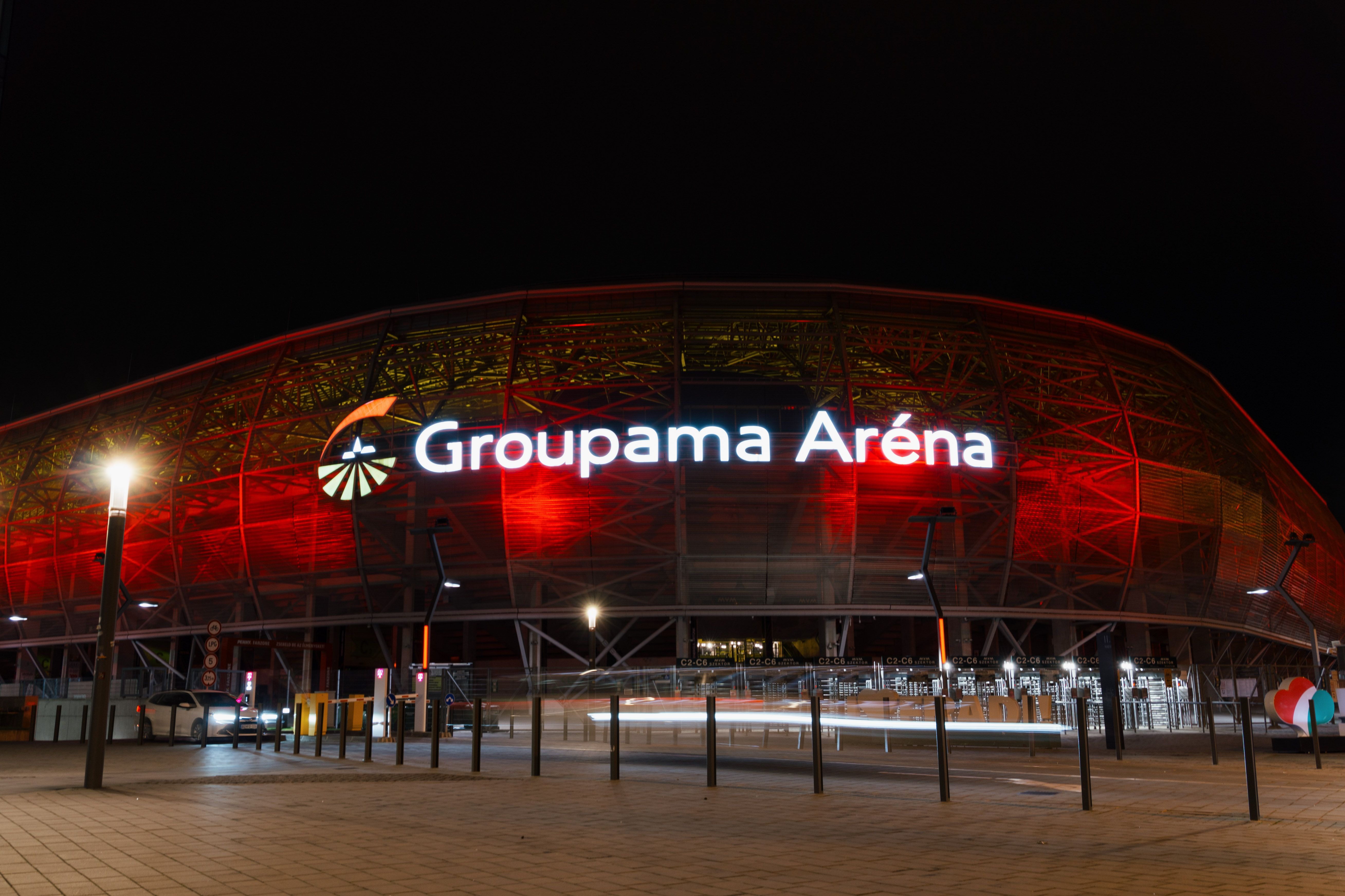 Vörös fénybe borult Groupama Aréna