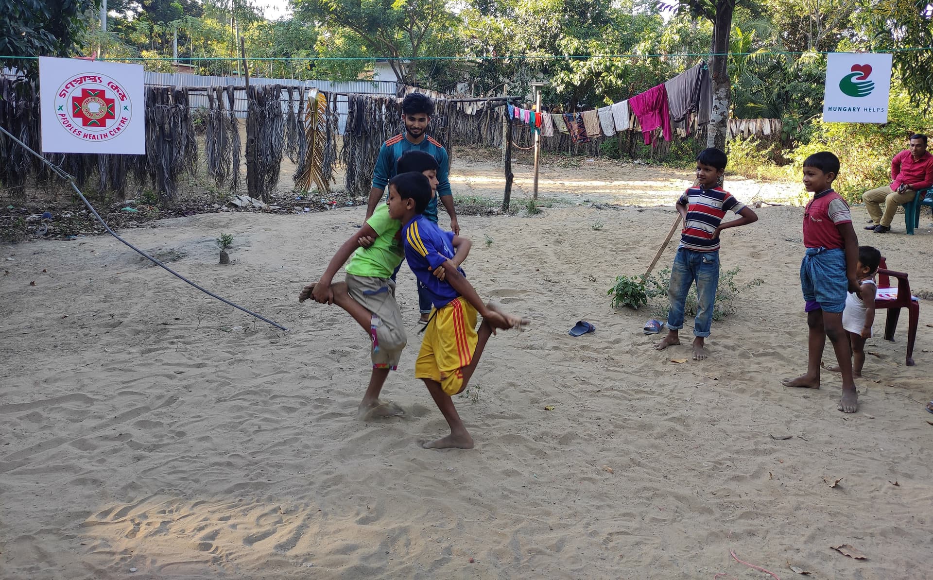 Rohingya menekültek megsegítése a Cox's Bazari menekülttáborban